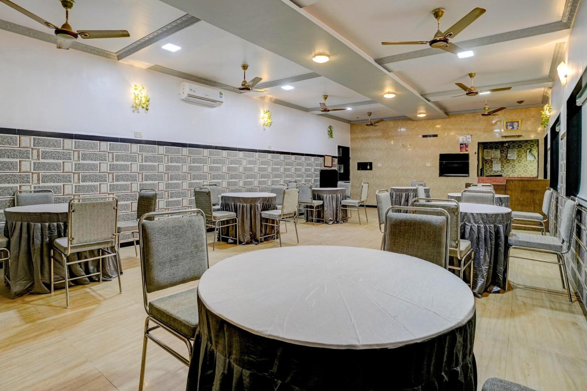 Collection O Palm Springs Beach Resort Mumbai Exterior foto